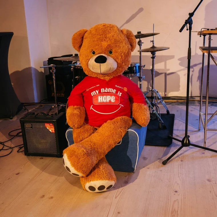 Hope, der END POLIO NOW Bär des Distrikts 1880, im roten „My name is Hope“-Shirt