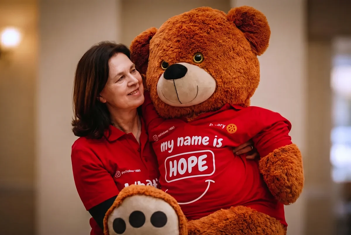 END POLIO NOW Bär „Hope“ – Maskottchen des Rotary Distrikts 1880 im roten „My name is Hope“-Shirt